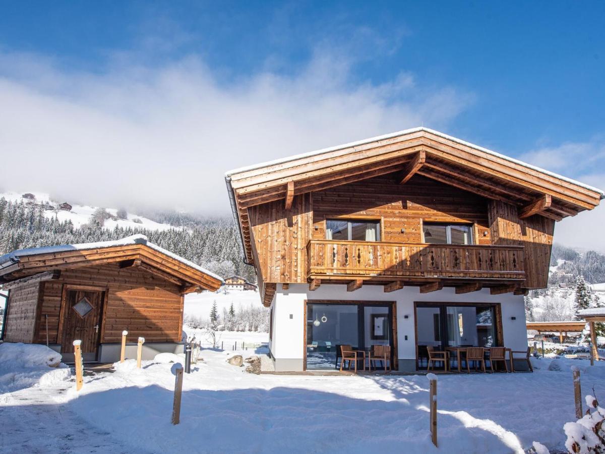 Apartment In Wald Im Pinzgau With A Carport Eksteriør billede